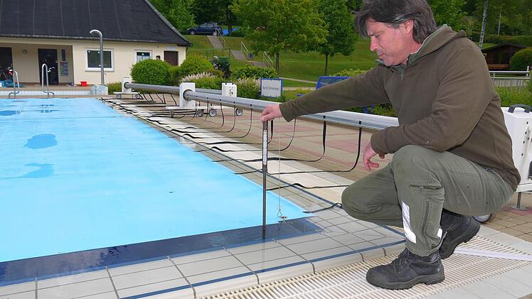 Nichts für Weicheier: Bei rund 20 Grad Wassertemperatur im Schwimmer-Becken eröffnet Betriebsleiter Bernd Steckmann heute die Saison im Sonnefelder Freibad. Fotos: Berthold Köhler