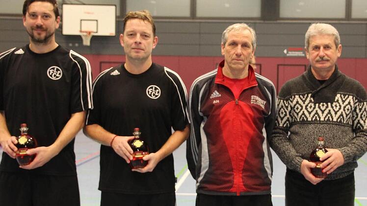 Ehrung für die besten Spieler beim AH-Hallenturnier des TV Ebern, von linksThorsten Krappmann (Torjäger), Peter Reichel (bester Feldspieler), Wolfgang Lachmann (TVE-Abteilungsleiter), Günter Müller (ältester Spieler). Es fehlt Thomas Schmitt (bester Torhüter).