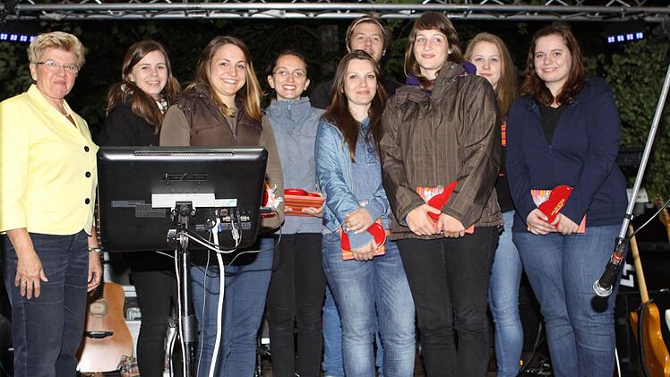 Bürgermeisterin Gabriele Weber (l.) dankte den Studentinnen, die ein gutes Gespür bei der Ausleuchtung gezeigt hätten. Foto: Michael Wunder