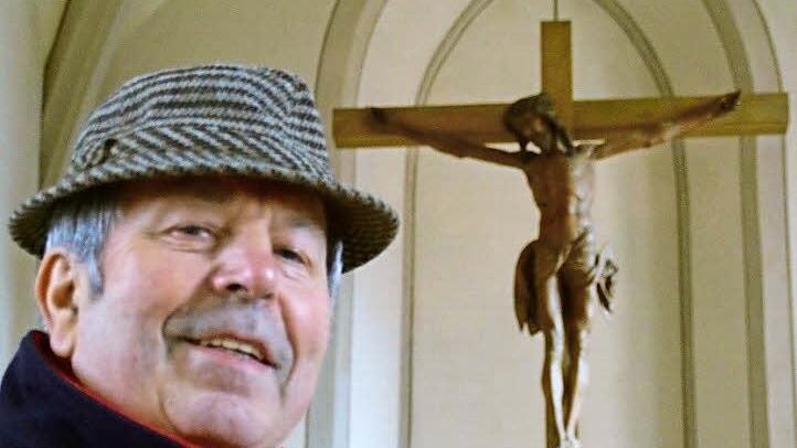 Kirchenpfleger Otto Dünisch und das Holzkruzifix von Tilman Riemenschneider .  Fotos: Kathrin Kupka-Hahn