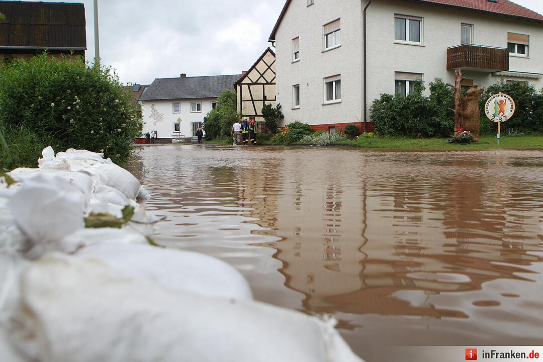 Hochwasser ueberflutet Ortskern von Stettfeld