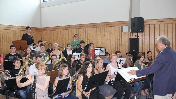 Hervorragend präsentierte sich das Schulorchester und die Schulband mit ihren Leitern Bernd Schmidt (rechts) und Florian Schubert (hinten Mitte). Foto: Helmut Will