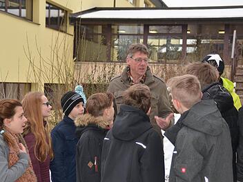 Bei der Pausenaufsicht ist Rektor Wolfgang Halbig von seinen Schülern umringt und scherzt mit ihnen. Foto: Kathrin Kupka-Hahn