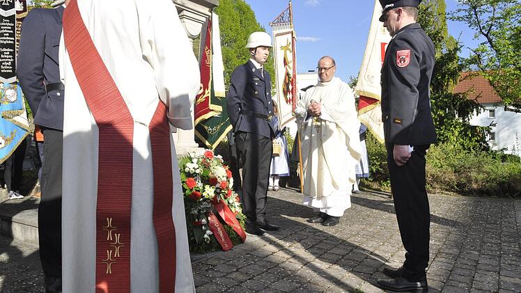Das Kriegerdenkmal ist nicht nur ein geeigneter Ort für gefallende Feuerwehrkameraden, sondern auch für die verstorbenen Wehrleute zu beten, die für die Bevölkerung der Stadt Bad Kissingen aktiv waren. Foto: Peter Klopf