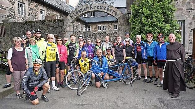 Die Fahrer der "Euro-Tandem-Tour" trafen sich zum Trainingslager in Oberwei&szlig;enbrunn. Nat&uuml;rlich geh&ouml;rte auch eine Tour zum Kreuzberg mit dazu.  Foto: Marion Eckert