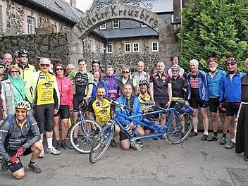 Die Fahrer der "Euro-Tandem-Tour" trafen sich zum Trainingslager in Oberweißenbrunn. Natürlich gehörte auch eine Tour zum Kreuzberg mit dazu.  Foto: Marion Eckert