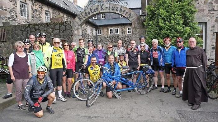 Die Fahrer der "Euro-Tandem-Tour" trafen sich zum Trainingslager in Oberweißenbrunn. Natürlich gehörte auch eine Tour zum Kreuzberg mit dazu.  Foto: Marion Eckert