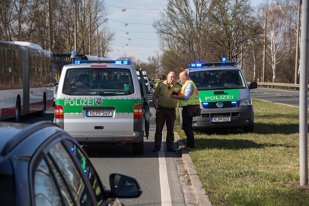 Frontal von Lkw erfasst –  Fußgänger schwebt nach Unfall in Nürnberg in Lebensgefahr