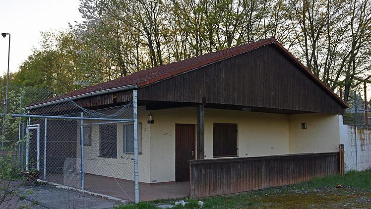 Der TV Obertheres möchte einen Brunnen mit Zisterne und Beregnungsanlage errichten und im ehemaligen Tennisvereinsheim (im Bild) die dafür benötigte Technik unterbringen.Ulrike Langer