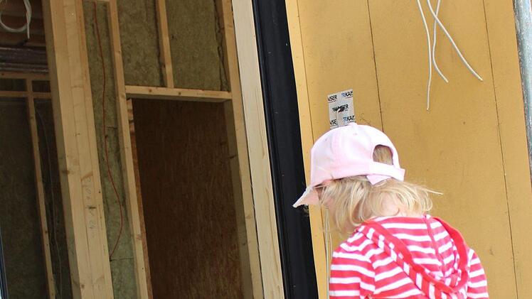 Zum ersten Mal dürfen die Kinder ihren zukünftigen Kindergarten von innen begutachten. Foto: Julia Raab