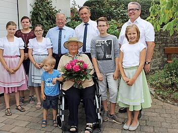 Anna Uebel im Kreis ihrer Urenkel und Gäste Foto: Evi Seeger