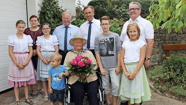 Anna Uebel im Kreis ihrer Urenkel und Gäste Foto: Evi Seeger