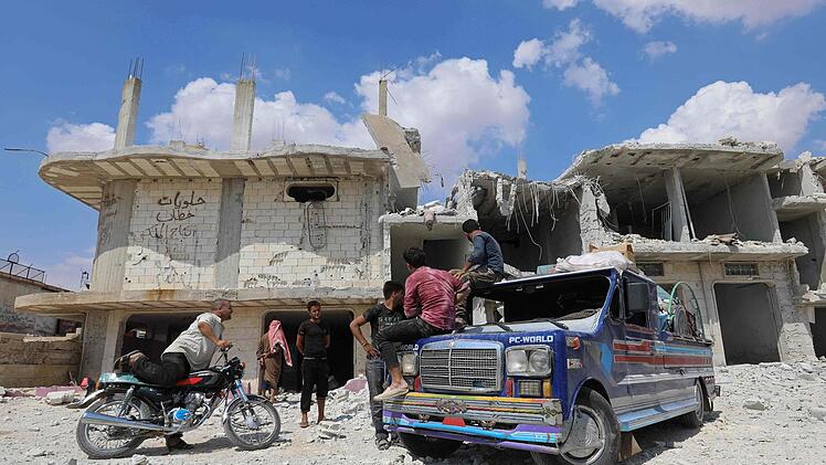 Syrische Männer beladen einen Pick-up nahe Idlib. Am Samstag hatten russische Kampfjets und die syrische Luftwaffe die schwersten Angriffe auf Idlib seit einem Monat geflogen. Dazu gab es Beschuss mit Artillerie und Raketen.  Omar Haj Kadour, afp