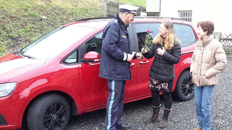 Eine Rose schenkte Polizeichef Herbert Markert (links) jenen Müttern, die beim Transport ihrer Kinder mit gutem Beispiel vorangegangen waren. Über diese nette Geste freute sich auch Rektorin Barbara Buz (rechts). Rolf Pralle