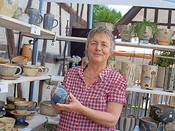 Beim Pfingstmarkt in der Ahorner "Alten Schäferei" gibt es auch immer viele handgefertigte Produkte: Hier zeigt Edith Memmel bei einer früheren Veranstaltung eine ihrer Tassen.  Foto: CT-Archiv / Sophia Arnold