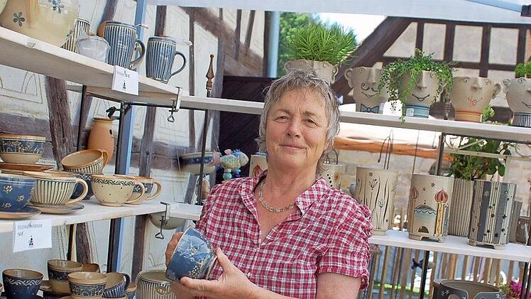 Beim Pfingstmarkt in der Ahorner "Alten Schäferei" gibt es auch immer viele handgefertigte Produkte: Hier zeigt Edith Memmel bei einer früheren Veranstaltung eine ihrer Tassen.  Foto: CT-Archiv / Sophia Arnold