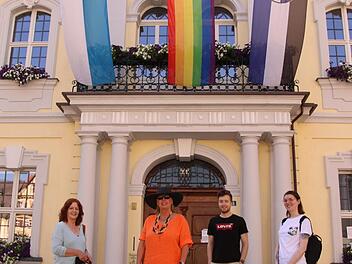 Auf Vorschlag der Grünen-Fraktion im Stadtrat war das Kulmbacher Rathaus am Wochenende auch mit der Regenbogen-Fahne in der Mitte beflaggt. Unser Bild zeigt von links die Grünen-Stadträte Doris Stein und Dagmar Keis-Lechner, Christian Ohnemüller und Grünen-Stadträtin Constanze Milbrad. Foto: Klaus Klaschka