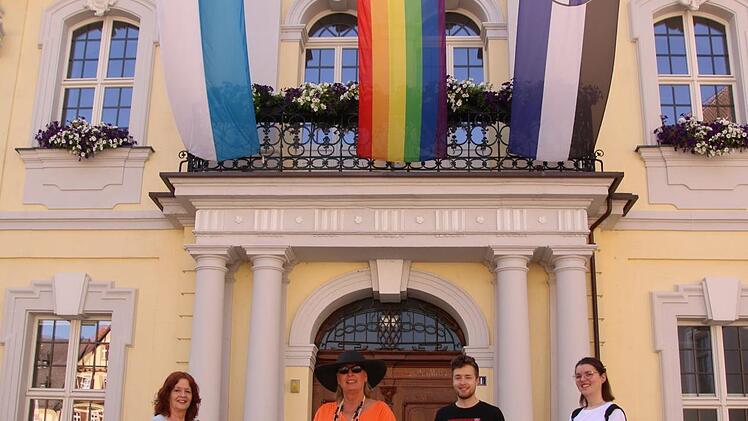 Auf Vorschlag der Grünen-Fraktion im Stadtrat war das Kulmbacher Rathaus am Wochenende auch mit der Regenbogen-Fahne in der Mitte beflaggt. Unser Bild zeigt von links die Grünen-Stadträte Doris Stein und Dagmar Keis-Lechner, Christian Ohnemüller und Grünen-Stadträtin Constanze Milbrad. Foto: Klaus Klaschka