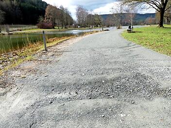 Der Weg um den Badesee bei Trebgast hat beim Hochwasser Ende Januar an einigen Stellen gelitten.