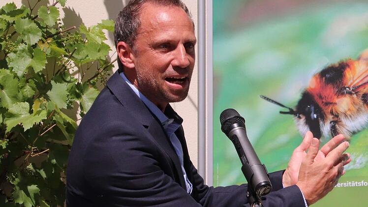 Bayerns Umweltminister Thorsten Glauber, hier bei der Er&ouml;ffnung des Biodiversit&auml;tszentrums in Bischofsheim. Foto: Archiv Thomas Pfeuffer