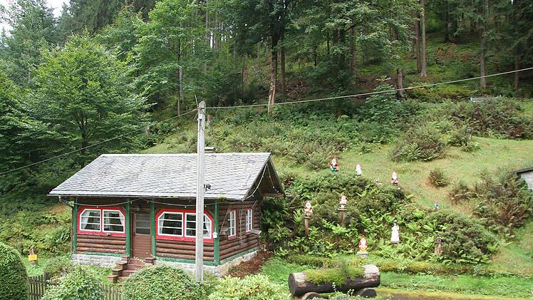 Die kleine Hütte, vor der die sieben Zwerge samt Schneewittchen stehen, war einst  für seine Feiern bekannt.