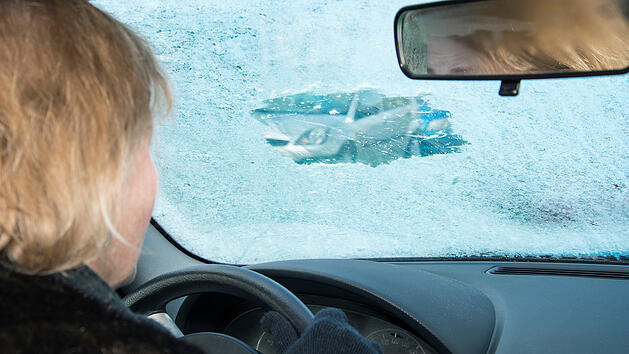 Windschutzscheibe von innen vereist? Diese praktischen Tipps helfen