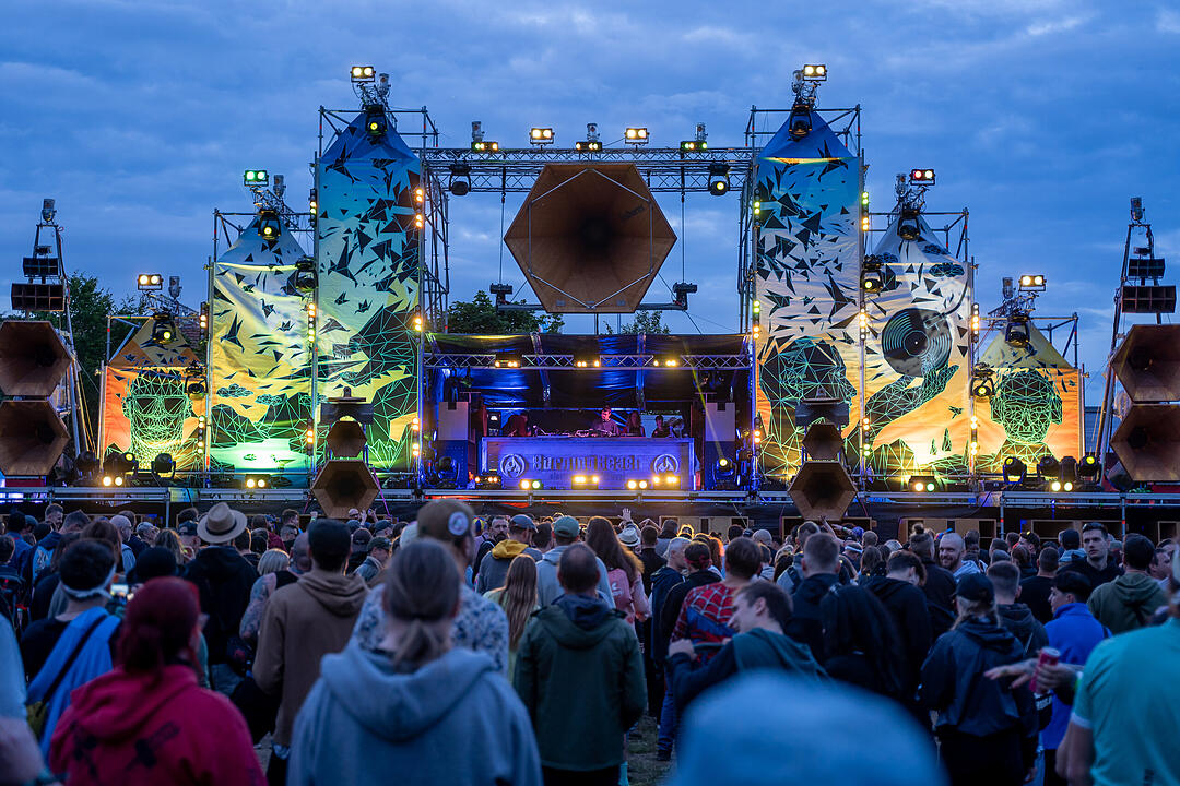 Sommer. Sonne. Tanzen. Techno. Bass!