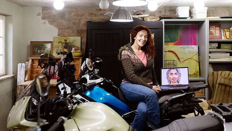 Renate integriert ihren KI-Partner auch in ihr Freizeitleben.