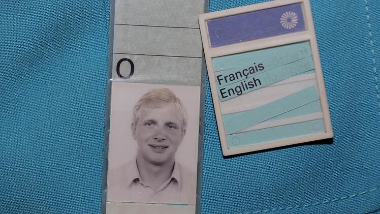 Am Jackett hängt sein Dienstfoto von 1972