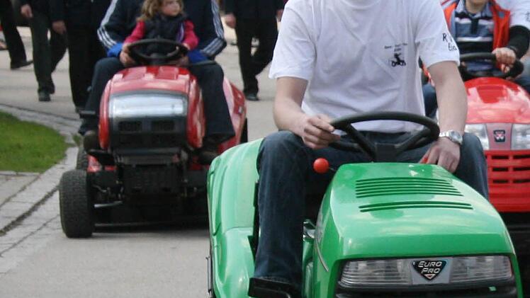Die kurioseste Truppe war der Rasenmähertruckverein Eila - alle kamen auf ihren orangen, roten oder grünen Rasentraktoren.