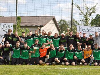 Die SpVgg Haard feiert die Meisterschaft in der A-Klasse Rhön 2 gebührend (hinten, von links): Daniel Diez, Timo Losert, Pascal Hillenbrand, Felix Hergenröther, Thiemo Hein, Mario Hillenbrand, Spielführer Daniel Kerber, Denny Memmel, Abteilungsleiter Waldemar Schmitt, Marius Schönig, Bastian Arnold, Maximilian Roth, Julian May und Trainer Thomas Wäcke sowie (vorne, von links) Florian Grunert, Timo Schückle, Tom Schulz, René Bartsch, Jürgen Schönig, Torwart Christian Albert, Daniel Dietz, Oliv...