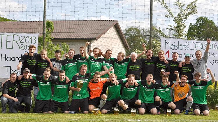 Die SpVgg Haard feiert die Meisterschaft in der A-Klasse Rhön 2 gebührend (hinten, von links): Daniel Diez, Timo Losert, Pascal Hillenbrand, Felix Hergenröther, Thiemo Hein, Mario Hillenbrand, Spielführer Daniel Kerber, Denny Memmel, Abteilungsleiter Waldemar Schmitt, Marius Schönig, Bastian Arnold, Maximilian Roth, Julian May und Trainer Thomas Wäcke sowie (vorne, von links) Florian Grunert, Timo Schückle, Tom Schulz, René Bartsch, Jürgen Schönig, Torwart Christian Albert, Daniel Dietz, Oliv...