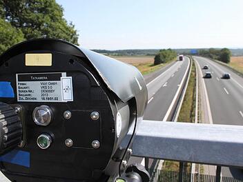 25 Bilder pro Sekunde nimmt die digitale Tatkamera auf. Bei einem Anfangsverdacht sendet sie einen Impuls an die an der jeweiligen Fahrbahnspur installierte Kamera, die dann sechs Fotos von dem Fahrzeug schießt. Fotos: Katja Müller