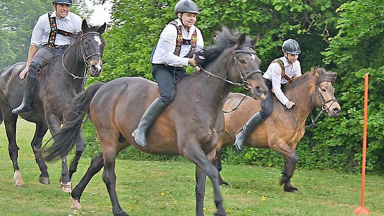 Es war wieder spannend: Rund um den Irmelshäuser Badesee führte der Tradition entsprechend das Spitzenreiten.Foto: Hanns Friedrich
