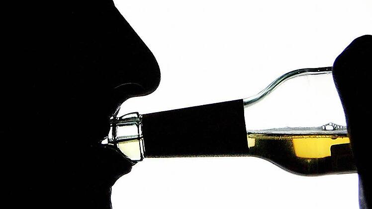 Sein Alkoholkonsum wird für den 32-jährigen Angeklagten unbequeme Folgen haben. Foto: Symboldbild dpa/Burgi