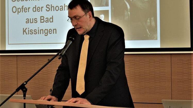 Organisator Hans-Jürgen Beck erinnerte an die mehr als 130 Holocaust-Opfer aus Bad Kissingen. Foto: Sigismund von Dobschütz