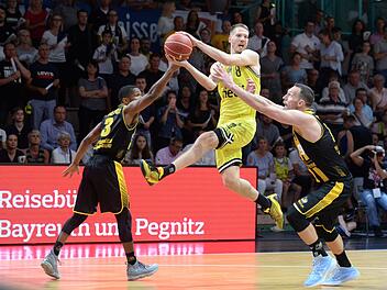 Medi-Forward Nate Linjart (am Ball) setzt sich gegen die Ludwigsburger Kerron Johnson (links) und Adam Waleskowski durch.  Foto: Peter Mularczyk