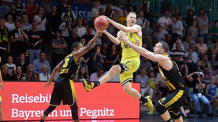 Medi-Forward Nate Linjart (am Ball) setzt sich gegen die Ludwigsburger Kerron Johnson (links) und Adam Waleskowski durch.  Foto: Peter Mularczyk