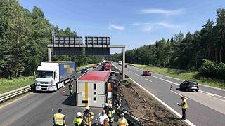 Reifen platzt: Lkw durchbricht auf A73 bei Bamberg Mittelleitplanke