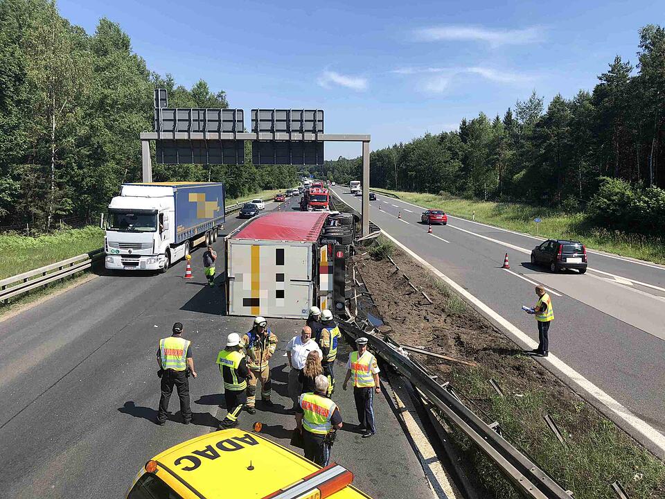 Reifen platzt: Lkw durchbricht auf A73 bei Bamberg Mittelleitplanke