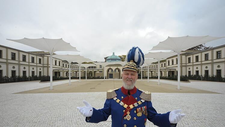 Reggae für den Prinzregenten? Die Summertime, eine sommerliche Veranstaltungsreihe der Staatsbad GmbH, hat sich für ihr Programm aus karibischer Msuik und Coverversionen von Pop-Hits heuer an zwei Abenden den Innenhof des Luitpoldbads als neuen Spielort ausgewählt. Peter Krug (im Bild), der Darsteller von Prinzregent Luitpold beim Rakoczy-Fest half vor einigen Monaten, das Areal zu eröffnen. Foto: Siegfried Farkas