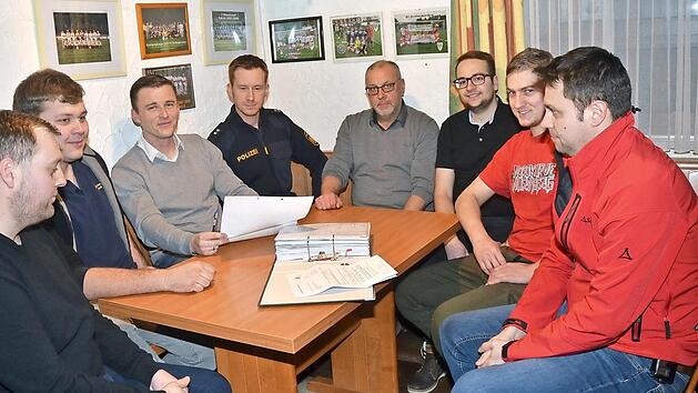 Sie diskutierten die Sicherheitsfragen (von links) Markus Fr&ouml;ba, Alexander Sichert (beide THW), Stefan Heinlein (Faschingsgesellschaft), Stefan H&ouml;hne (Polizei), Ingo Holzmann (ASB), Thomas Frashek (Ordnungsamt), Florian Jungkunz (Umzugsorganisator) und Matthias Raab (Feuerwehr). Foto: K.-H. Hofmann