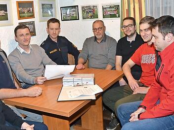 Sie diskutierten die Sicherheitsfragen (von links) Markus Fröba, Alexander Sichert (beide THW), Stefan Heinlein (Faschingsgesellschaft), Stefan Höhne (Polizei), Ingo Holzmann (ASB), Thomas Frashek (Ordnungsamt), Florian Jungkunz (Umzugsorganisator) und Matthias Raab (Feuerwehr). Foto: K.-H. Hofmann