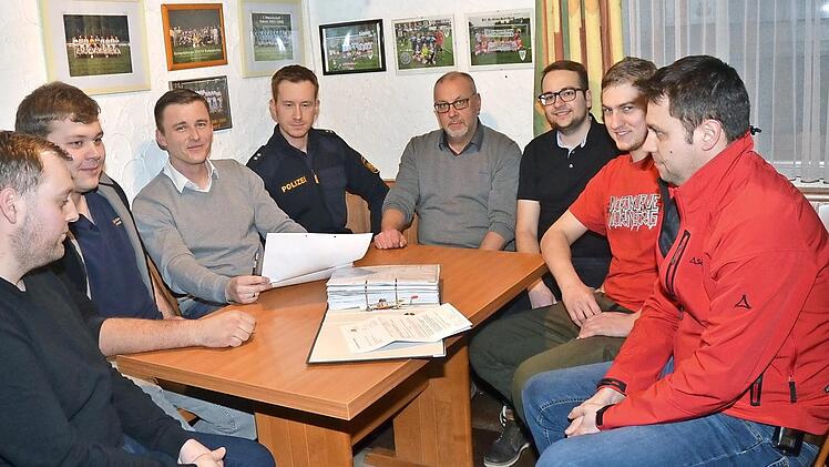 Sie diskutierten die Sicherheitsfragen (von links) Markus Fröba, Alexander Sichert (beide THW), Stefan Heinlein (Faschingsgesellschaft), Stefan Höhne (Polizei), Ingo Holzmann (ASB), Thomas Frashek (Ordnungsamt), Florian Jungkunz (Umzugsorganisator) und Matthias Raab (Feuerwehr). Foto: K.-H. Hofmann