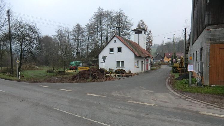 In der Bau- und Umweltausschusssitzung des Gemeinderates Weißenbrunn wurde über den schlechten Zustand von Ortsstraßen beraten. Es besteht viel Handlungsbedarf wie auch hier in Reuth in Richtung Eichenbühl. K.-H. Hofmann