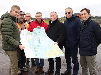 Steffen Kiesel, Norbert Zink, Helmut Nies, Wilhelm Friedrich, Thomas Bold, Roland Limpert und Sebastian Hobler (v.l.) begutachten die neue Straße KG 30. Julia Raab