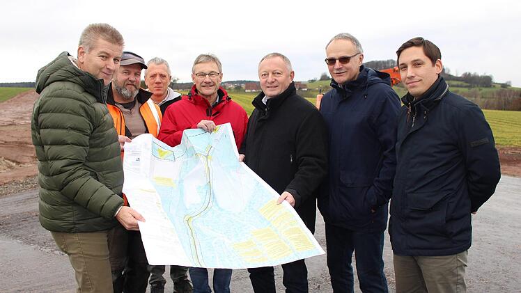 Steffen Kiesel, Norbert Zink, Helmut Nies, Wilhelm Friedrich, Thomas Bold, Roland Limpert und Sebastian Hobler (v.l.) begutachten die neue Straße KG 30. Julia Raab