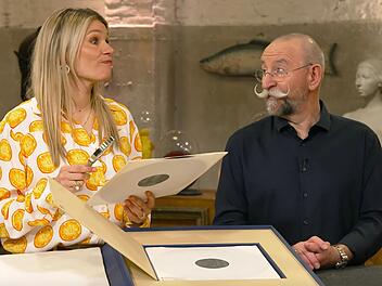 Horst Lichter und Bianca Berding waren gleichermaßen begeistert von einer Mappe mit Grafik und Musik zu Ehren von Louis Armstrong.