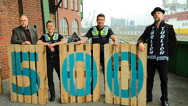 In der 500. Folge von "Notruf Hafenkante" treten Smudo (links) und Das Bo (rechts) als Special Guests auf. Gemeinsam mit Rhea Harder-Vennewald und Ra&uacute;l Richter stehen die beiden Rapper vor der Kamera.