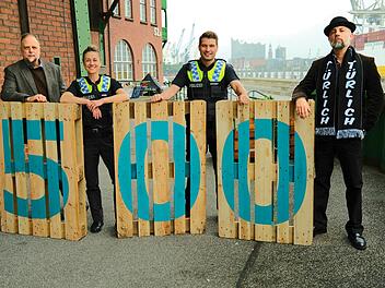 In der 500. Folge von "Notruf Hafenkante" treten Smudo (links) und Das Bo (rechts) als Special Guests auf. Gemeinsam mit Rhea Harder-Vennewald und Ra&uacute;l Richter stehen die beiden Rapper vor der Kamera.